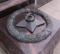 Бронзовый венок звезда темнокоричневый гранит в Серпухове (518572)