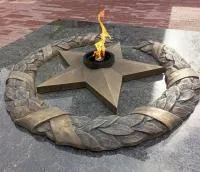 Бронзовый венок со звездой вечного огня в Серпухове (518550)
